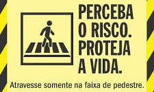 Aviso de segurança para atravessar somente na faixa de pedestre